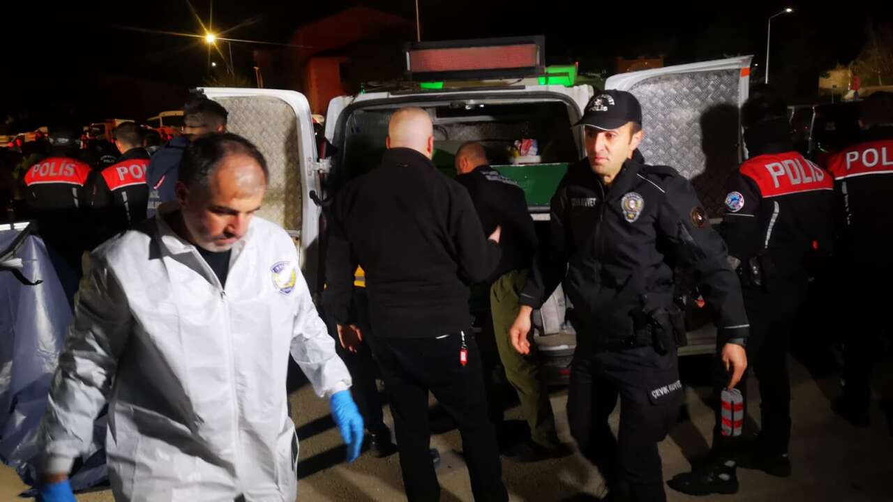 2 çocuk babası adam, cami önünde başından vurulmuş halde ölü bulundu 18